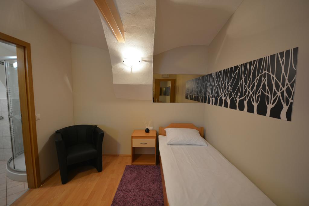 Rooms & Apartments Kepic, Airport Accomodation Cerklje na Gorenjskem Bilik gambar